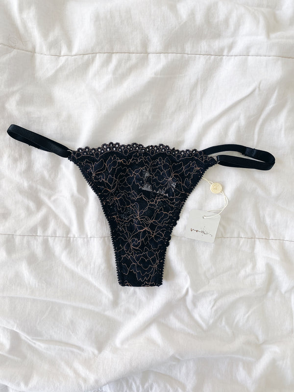 Calcinha String Elegance - Preto c/ Amendôa